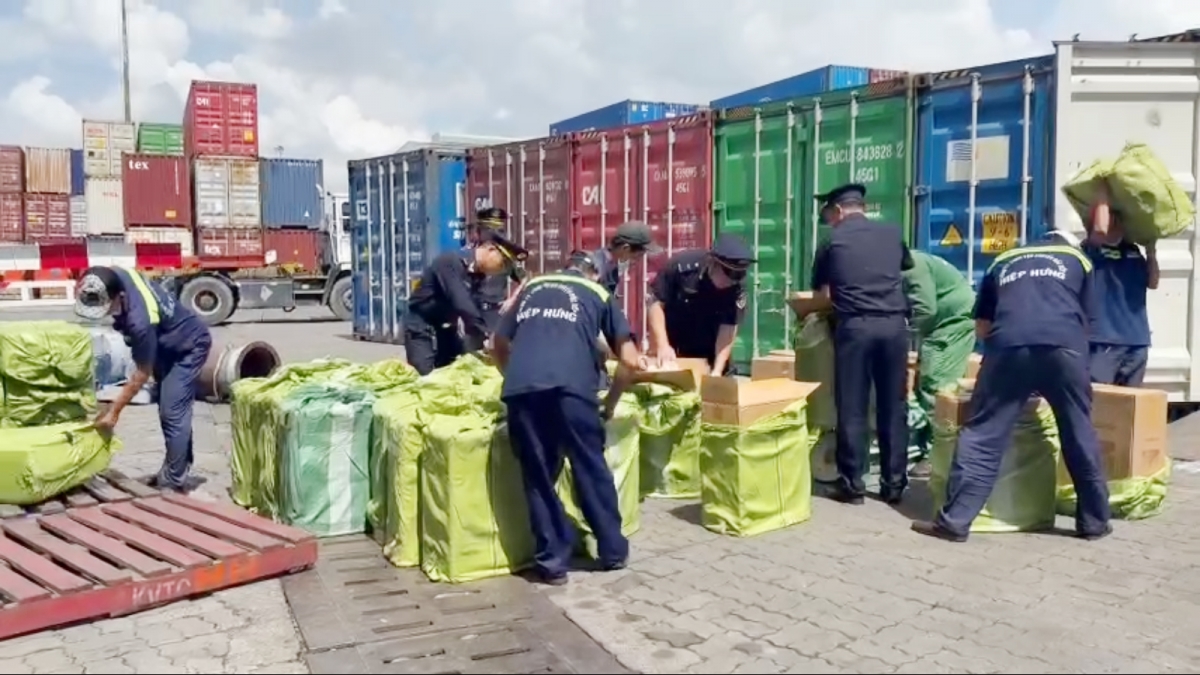 Lực lượng hải quan khám xét lô hàng nhập khẩu từ Canada về Việt Nam chứa thuốc lá nhập lậu