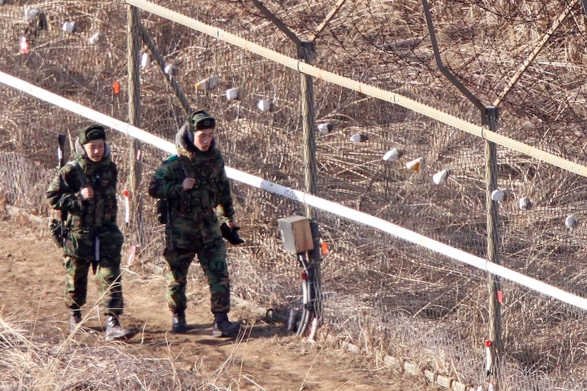 Binh sĩ Hàn Quốc tuần tra ở biên giới. (Ảnh: Reuters)