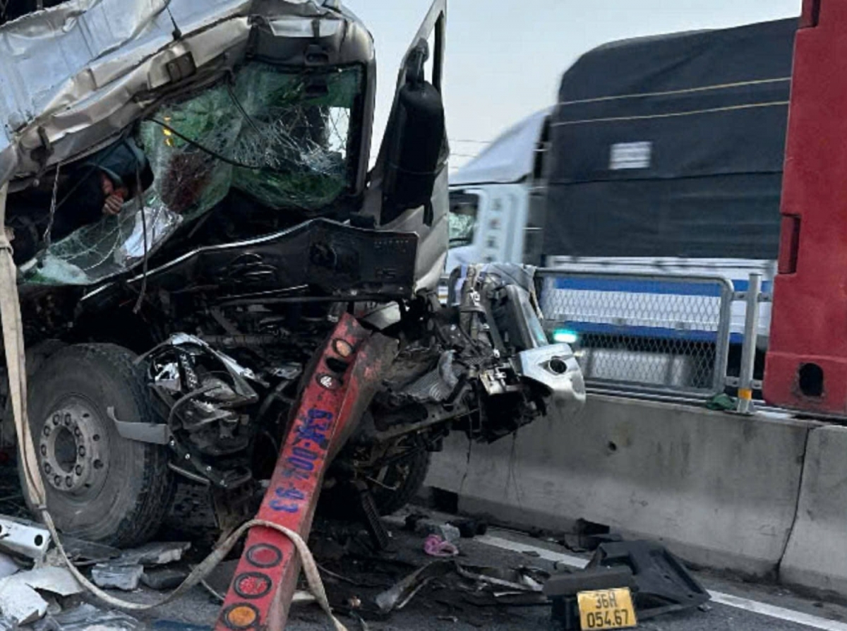 Hiện trường vụ tai nạn giao thông nghiêm trọng