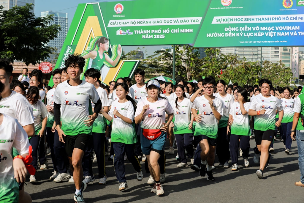 Hàng nghìn học sinh TP.HCM xuất phát trên đường chạy EduRun
