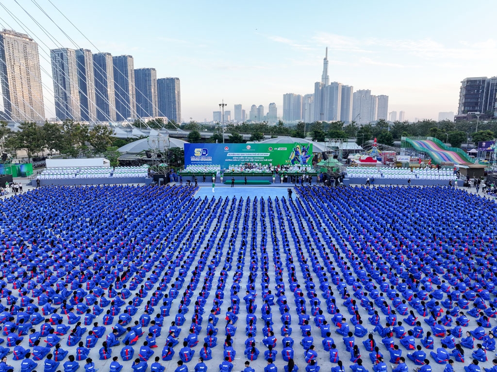 5.000 học sinh từ 15 điểm trường đã có mặt tại Công viên Bờ sông Sài Gòn từ sáng sớm, tập dượt chuẩn bị cho đồng diễn