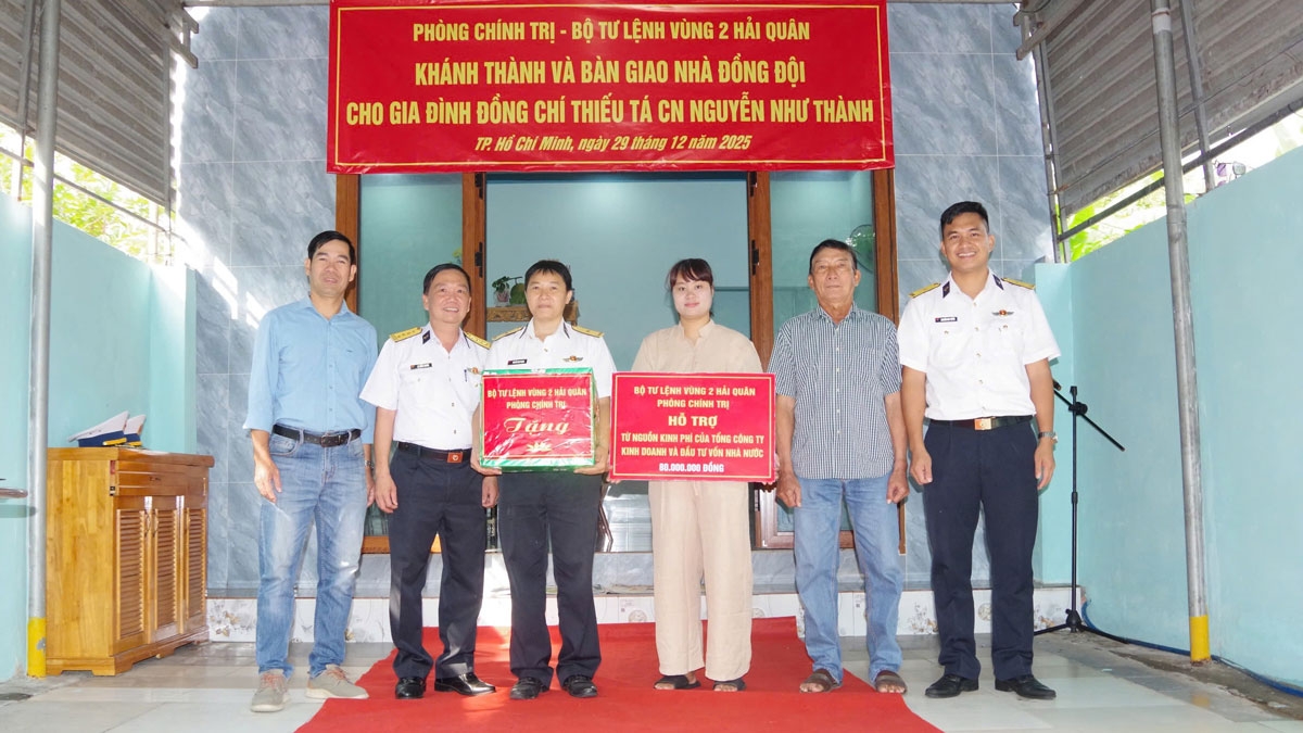 Phòng Chính trị Vùng 2 Hải quân và chính quyền địa phương bàn giao nhà, tặng quà cho gia đình Thiếu tá Nguyễn Như Thành
