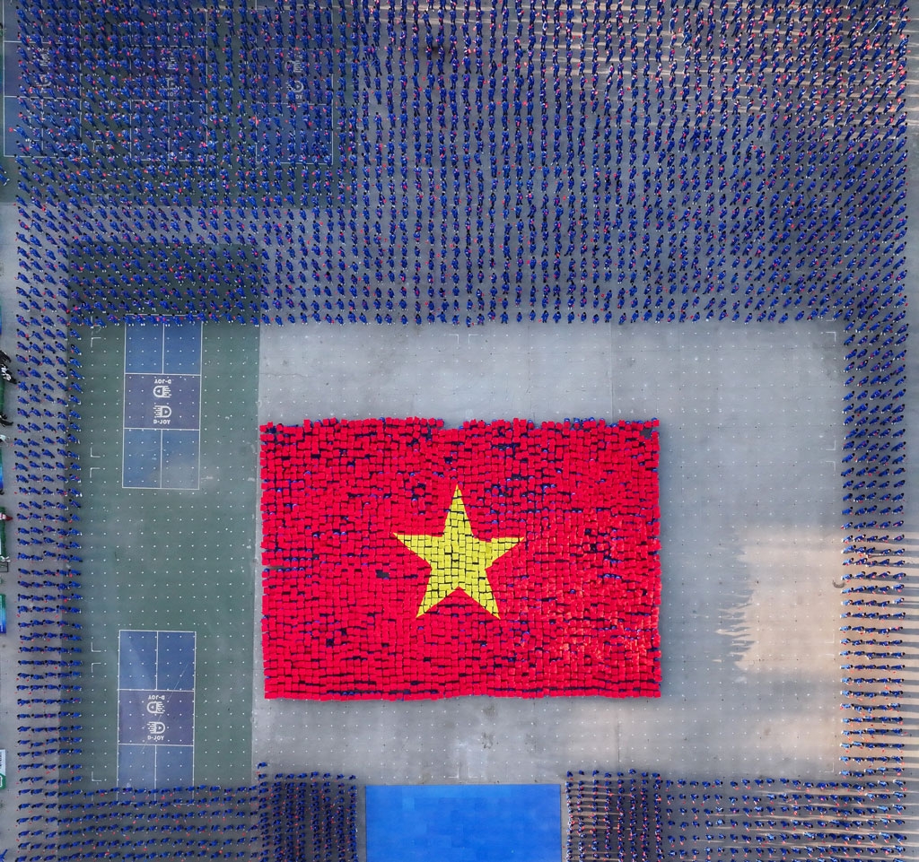 Màn xếp thành hình Quốc kỳ Việt Nam trên nền nhạc Giai điệu tự hào.