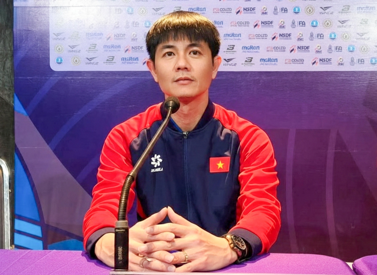 HLV Nguyễn Tuấn Anh phát biểu trong buổi họp báo sau trận. (Ảnh: VFF)