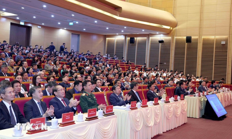 Thường trực Ban Bí thư Trần Cẩm Tú dự và chỉ đạo Hội nghị. Cùng dự có lãnh đạo Bộ Ngoại giao, các ban, bộ, ngành, địa phương, tổ chức nhân dân, Trưởng Cơ quan đại diện Việt Nam ở nước ngoài. (Ảnh: TTXVN)