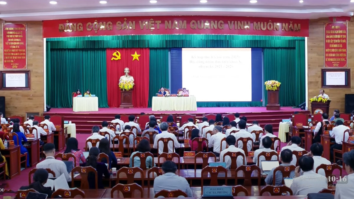 Lãnh đạo Sở Nông nghiệp - Môi trường đọc tờ trình dự thảo Nghị quyết ban hành Bảng giá đất lần đầu trên địa bàn tỉnh Đồng Nai