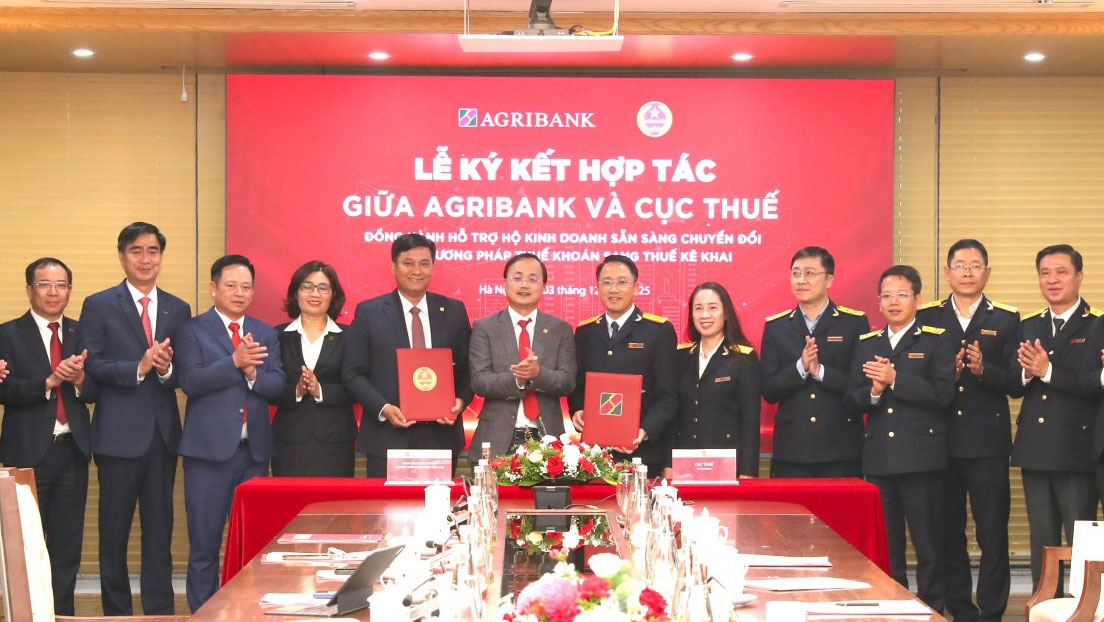 Đại diện Cục Thuế và Agribank ký kết biên bản thỏa thuận.