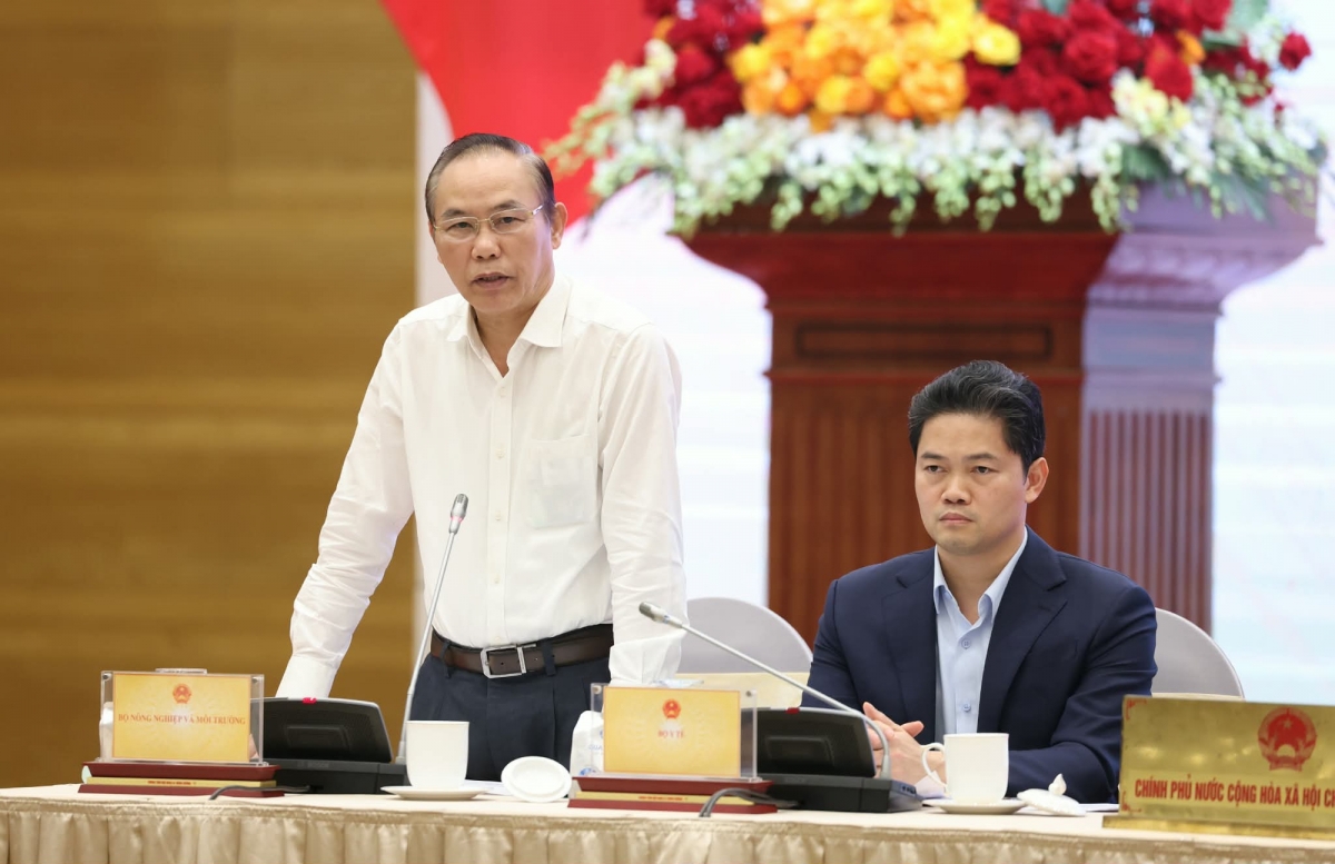 Thứ trưởng Bộ Nông nghiệp và Môi trường Phùng Đức Tiến thông tin về các gói hỗ trợ, gói vay vốn giúp người dân sớm khôi phục lại hoạt động sản xuất (Ảnh: VGP)