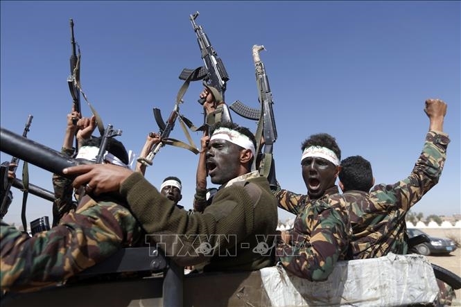 Các tay súng Houthi tại một khu vực ở thủ đô Sanaa, Yemen. Ảnh TTXVN.
