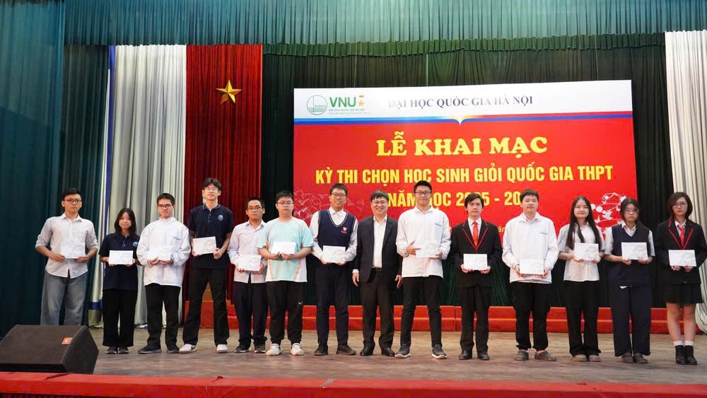 Lãnh đạo Đại học Quốc gia Hà Nội trao quà động viên đại diện 13 đội tuyển tham dự Kỳ thi chọn học sinh giỏi quốc gia THPT năm học 2025 – 2026 tại Hội đồng coi thi Đại học Quốc gia Hà Nội (Ảnh: HUS).
