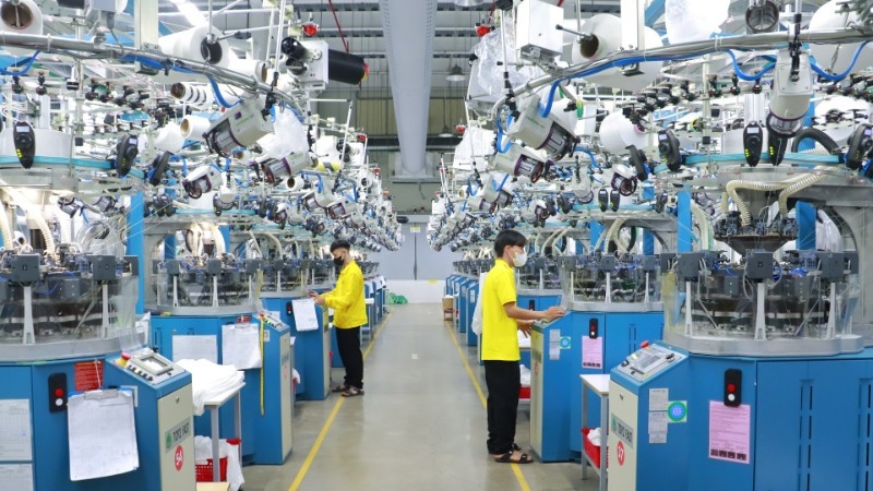 Công nhân làm việc tại khu công nghiệp