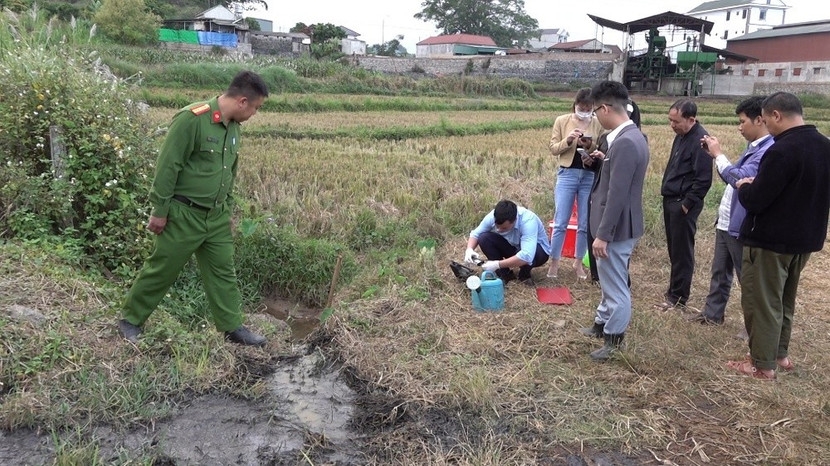 Các cơ quan chức năng tiến hành giám định số nước thải cơ sở ông Lò Văn Thanh xả ra môi trường