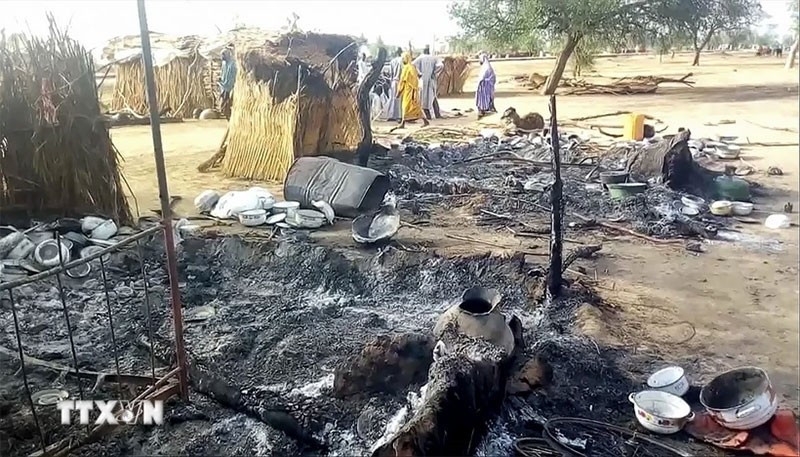 Hiện trường một vụ tấn công do Boko Haram tiến hành nhằm vào đám tang ở gần thủ phủ Maiduguri của bang Borno, Nigeria vào tháng 6/2025. (Ảnh: TTXVN)