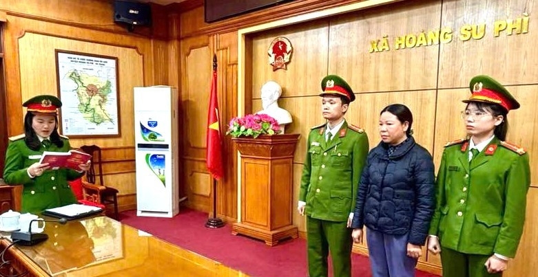 La Thị Thanh, Phó Giám đốc Trung tâm hành chính công xã Hoàng Su Phì (áo đen ở giữa). (Ảnh: Thu Hà)