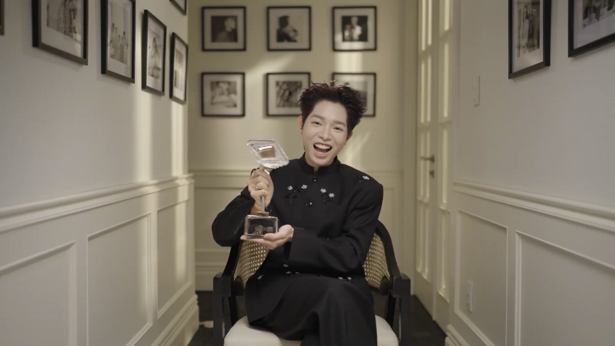 Lần đầu nhìn lại hành trình đăng quang Intervision 2025, Đức Phúc thẳng thắn chia sẻ những áp lực nghẹt thở phía sau ánh hào quang. Trong phim tài liệu “Quán quân Quốc tế đến từ Việt Nam”, nam ca sĩ không giấu việc từng chạm đáy tinh thần, thậm chí có lúc phải trốn vào nhà vệ sinh để bật khóc vì quá tải.