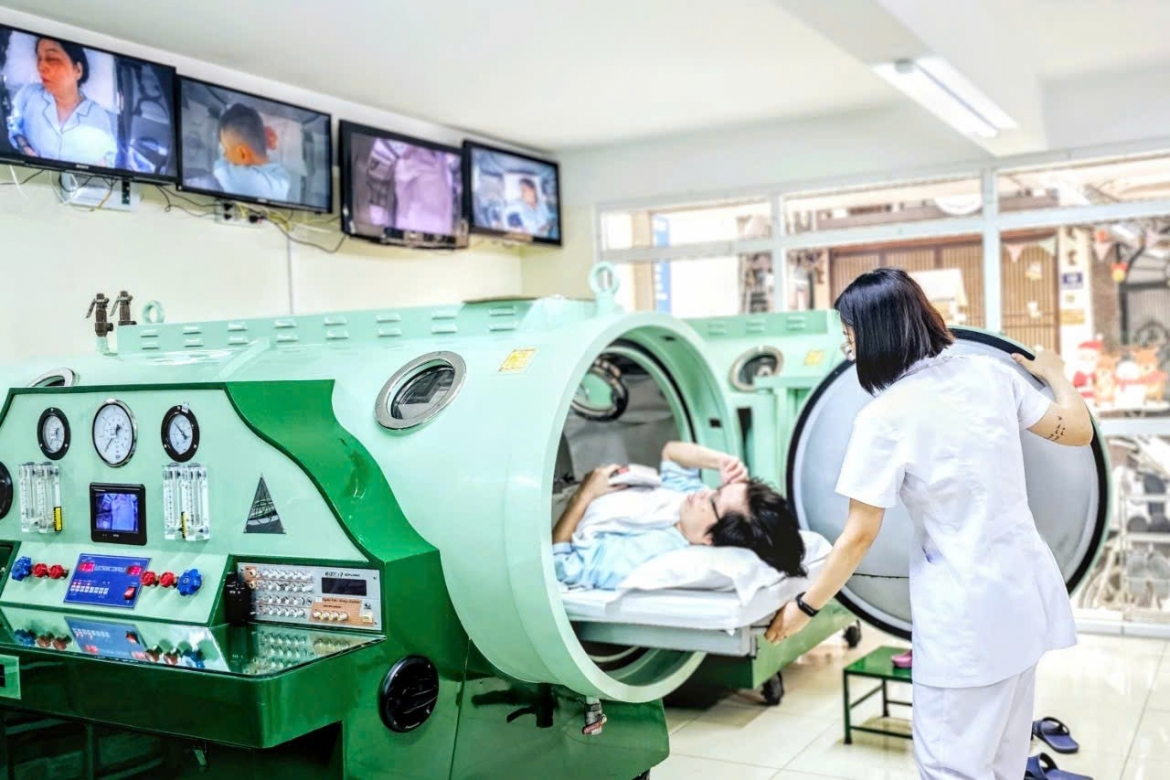Bệnh nhân thiếu máu não được điều trị bằng liệu pháp công nghệ cao như oxy cao áp