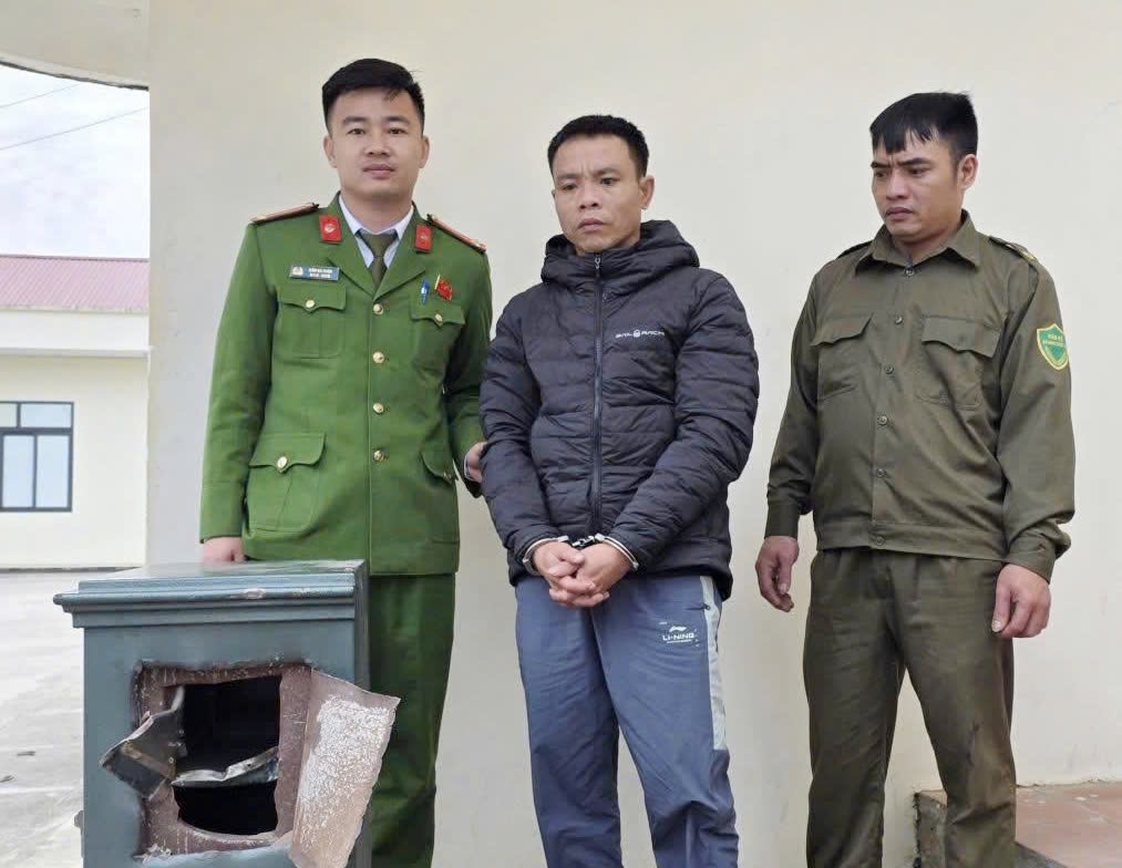 Đối tượng Lê Văn Năm và tang vật vụ án. Ảnh CA Thanh Hóa.