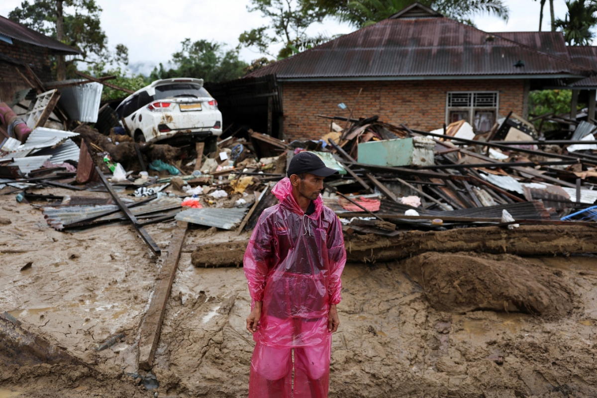 Anh Imuwarizal, 52 tuổi vẫn tìm kiếm em gái mất tích do lũ quét ở Tây Sumatra, Indonesia. Ảnh: Reuters
