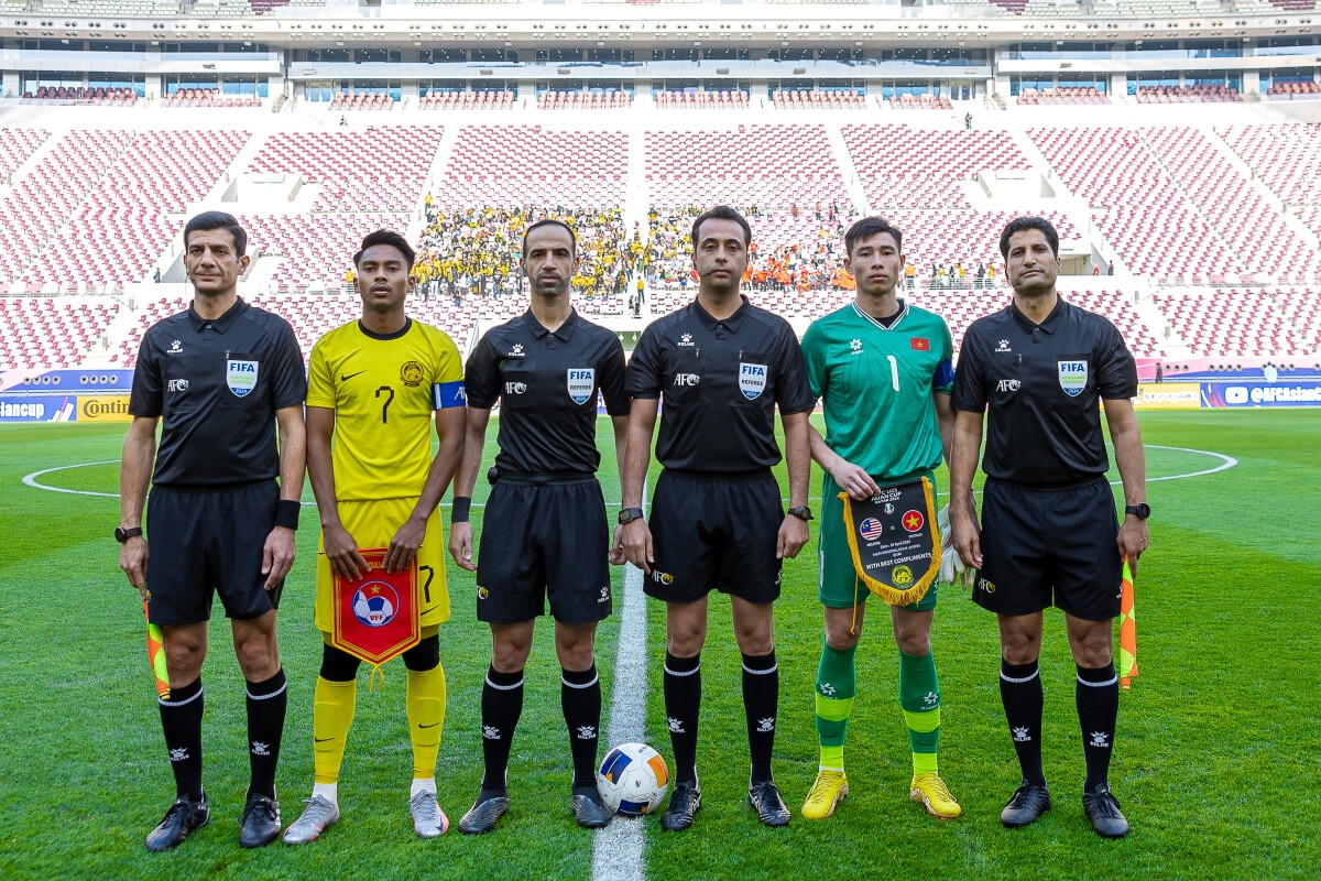 Ông Mooud Bonyadifard (thứ ba từ phải sang) trong trận U23 Việt Nam gặp U23 Malaysia năm 2024. (Ảnh: AFC). 