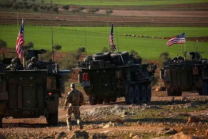 Xe quân sự của lực lượng Mỹ di chuyển gần làng Yalanli, ngoại ô thành phố Manbij, Syria (Ảnh tư liệu: Getty Images/TTXVN)