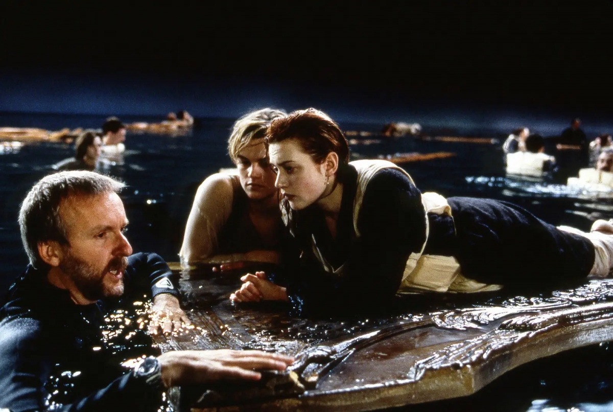 James Cameron chỉ đạo một cảnh quay trên phim trường Titanic (1997), bộ phim làm thay đổi lịch sử phòng vé thế giới. (Ảnh: 20th Century Fox / Paramount Pictures)