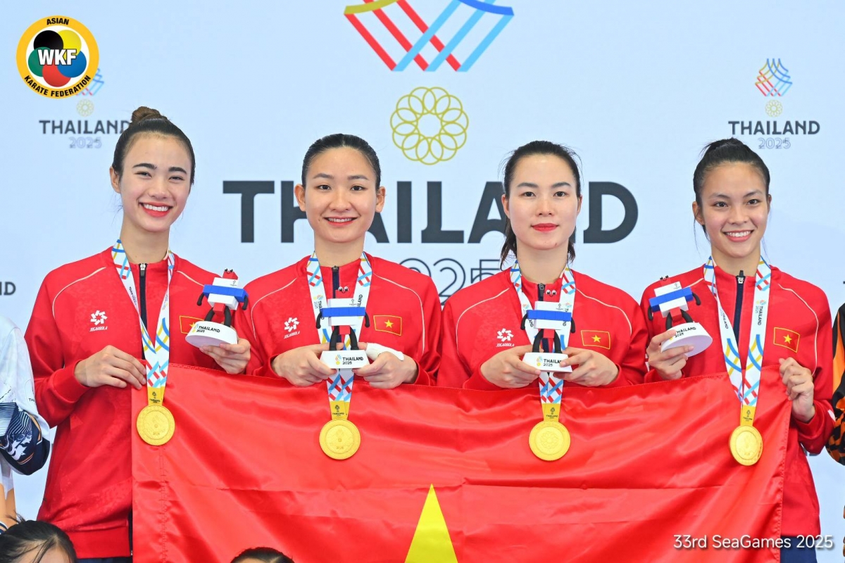 Các VĐV Karate Việt Nam trên bục nhận HCV. (Ảnh: AKF). 