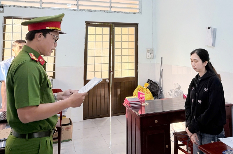 Tống đạt quyết định khởi tố bị can đối với Nguyễn Tường Vi.