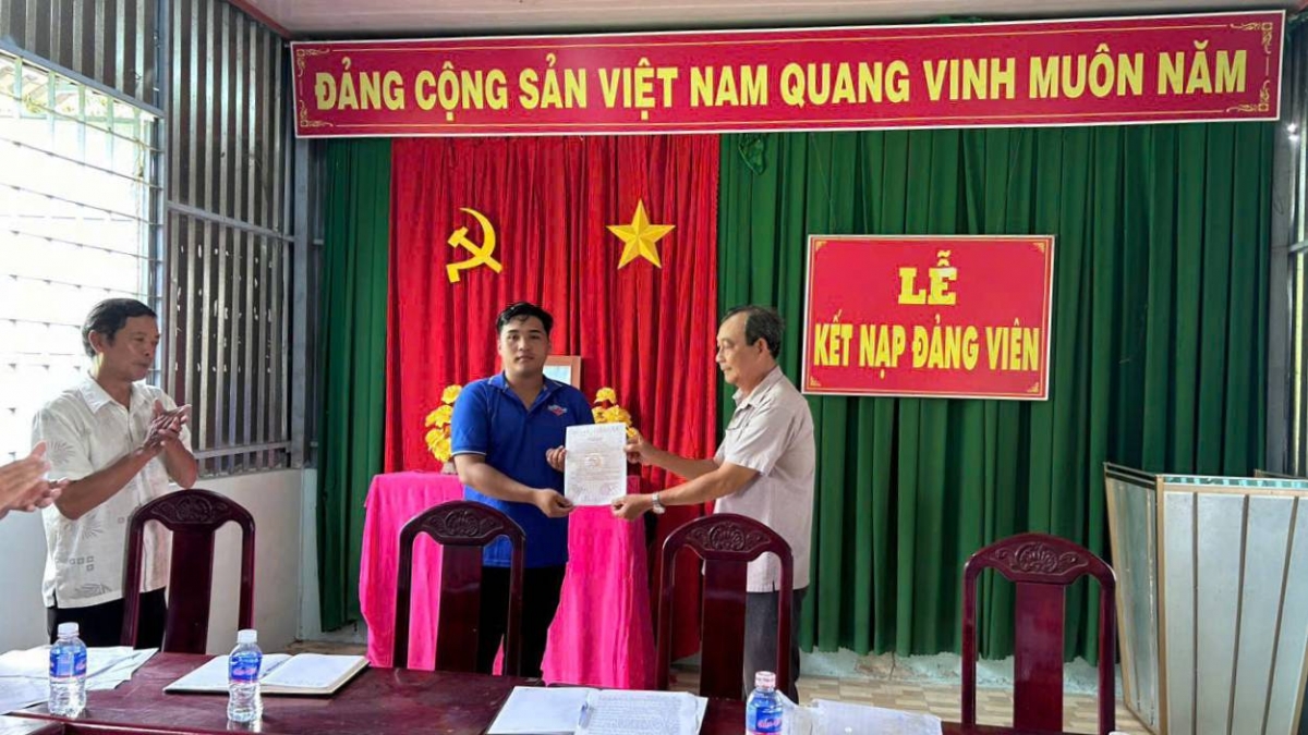 Lễ kết nạp đảng viên mới tại một cơ sở Đảng của Đảng bộ Đồng Tháp