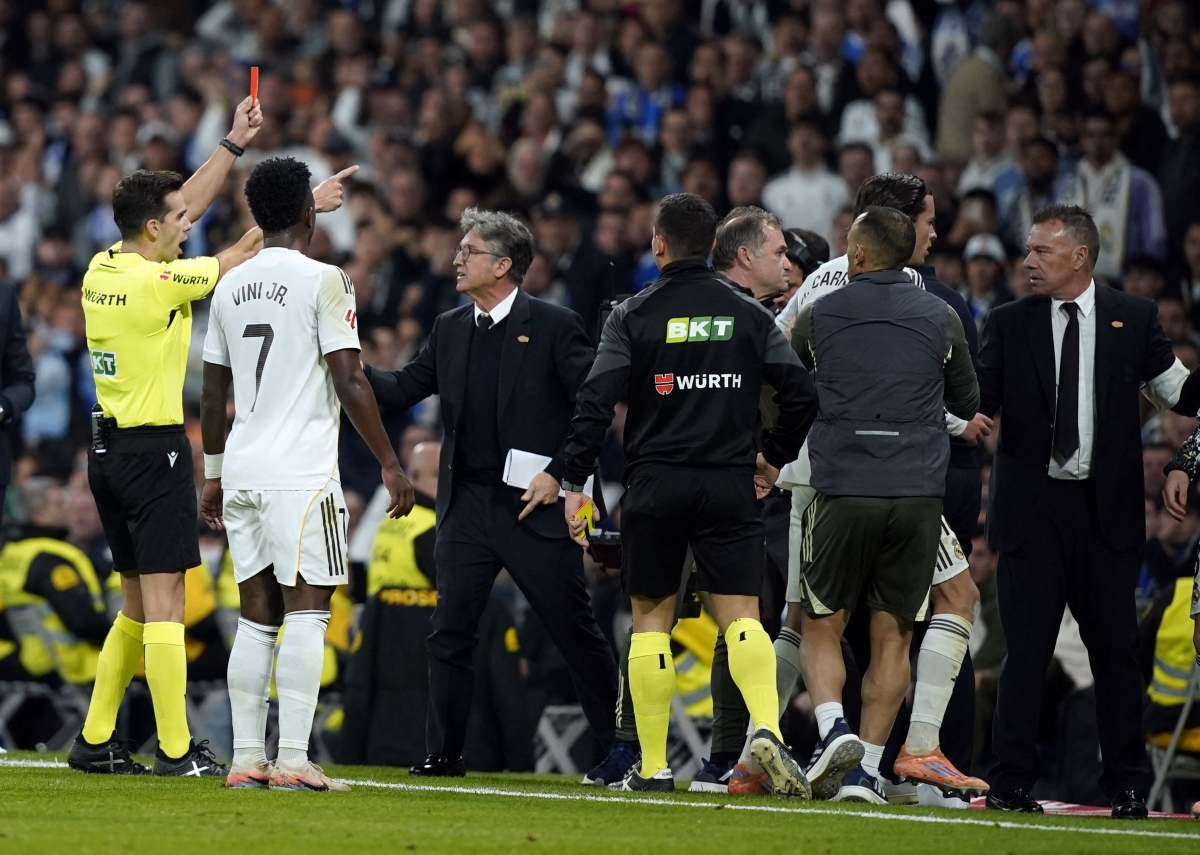 Trọng tài gây tranh cãi khi có những quyết định gây bất lợi cho Real Madrid (Ảnh: Reuters).