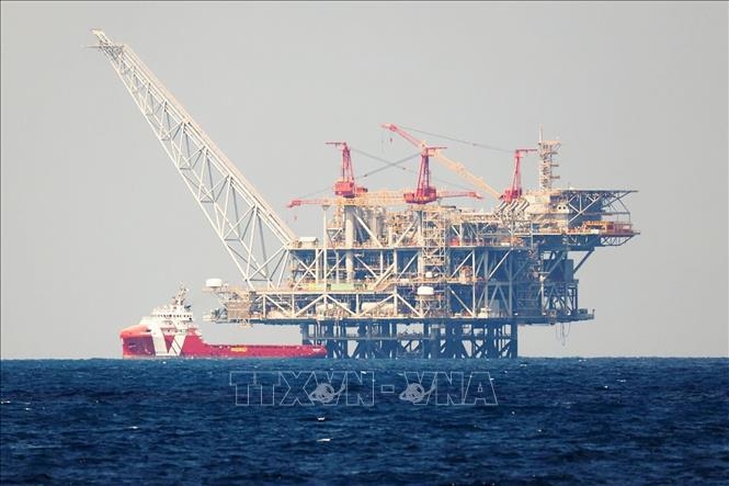 Cơ sở khai thác khí đốt tự nhiên của Israel ở ngoài khơi thành phố Haifa, trên Địa Trung Hải. Ảnh: Reuters/TTXVN