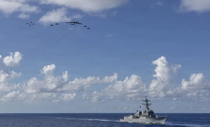 Dàn máy bay F/A-18E và B-52H bay trên tàu khu trục USS Bainbridge của Mỹ tại phía tây Đại Tây Dương ngày 13/11/2025. Ảnh: Quân đội Mỹ