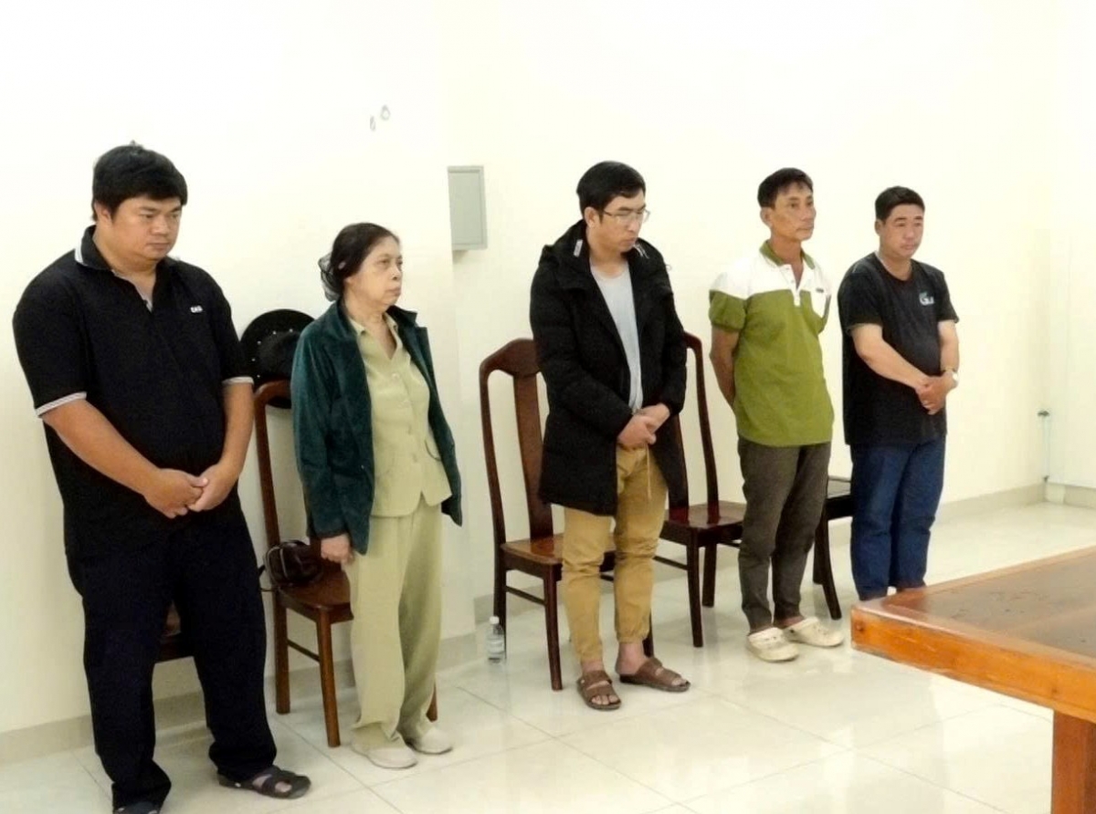 Trong số 5 người bị khởi tố, công an đã tạm giam 4 người, riêng bà Hoàng Thu Hồng đang được tại ngoại