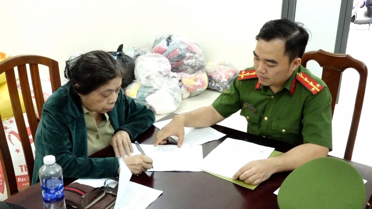 Bà Hoàng Thu Hồng, Chủ tịch Hội đồng thành viên Công ty TNHH Xây lắp điện Nha Trang làm việc với cơ quan công an