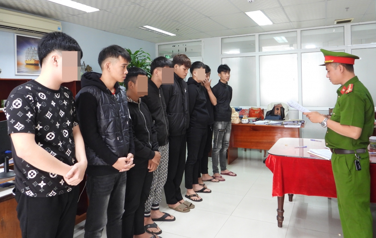 Cơ quan Cảnh sát điều tra Công an thành phố Đà Nẵng tống đạt các quyết định đối với nhóm đối tượng.