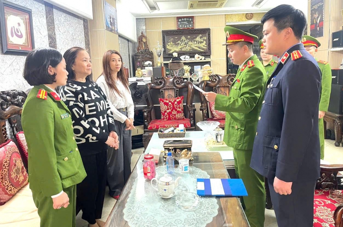 Cơ quan CSĐT tống đạt Quyết định khởi tố, bắt tạm giam đối với bà Lê Thị Thu Hương. Ảnh CA Thanh Hóa