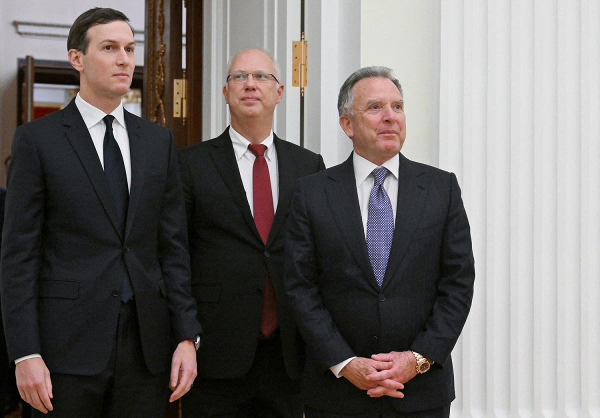 Từ trái trang: ông Jared Kushner, Đặc phái viên Tổng thống Nga Kirill Dmitriev và Đặc phái viên Tổng thống Mỹ Steve Witkoff sau khi tham dự cuộc họp với Tổng thống Nga Vladimir Putin tại Điện Kremlin ngày 2/12/2025. Ảnh: Sputnik/Reuters