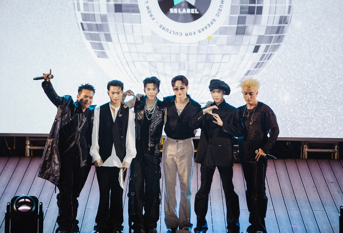 Soobin bên 5 thành viên nhóm nhạc FIRSTGENE