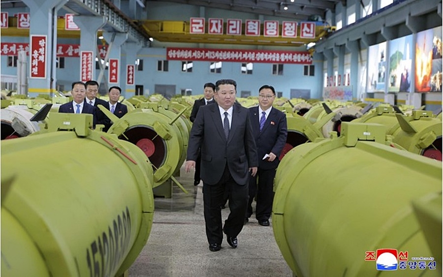 Ông Kim Jong Un thị sát nhà máy quân khí của Triều Tiên. Ảnh: KCNA.