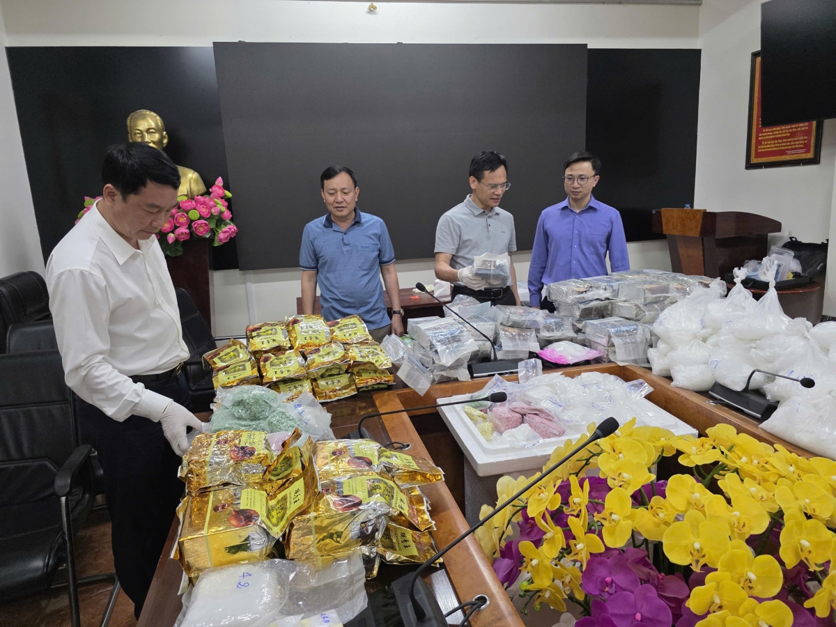 Lực lượng chức năng kiểm đếm số tang vật. (Ảnh: Công an cung cấp)