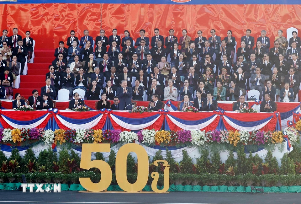 Từ 1-2/12, Tổng Bí thư Tô Lâm có chuyến thăm Cấp Nhà nước tới Lào, dự Lễ kỷ niệm 50 năm Quốc khánh Lào và đồng chủ trì Cuộc gặp cấp cao giữa Đảng Cộng sản Việt Nam và Đảng Nhân dân Cách mạng Lào. Chuyến thăm của Tổng Bí thư Tô Lâm một lần nữa khẳng định đường lối đối ngoại nhất quán của Việt Nam luôn dành ưu tiên cao nhất cho mối quan hệ đoàn kết đặc biệt với Lào. Nhân chuyến thăm, hai bên đã ký một số văn kiện hợp tác quan trọng, tạo hành lang pháp lý, mở ra những định hướng hợp tác mới. Trong ảnh: Tổng Bí thư Tô Lâm và Phu nhân dự Lễ kỷ niệm 50 năm Quốc khánh nước CHDCND Lào. (Ảnh: TTXVN)