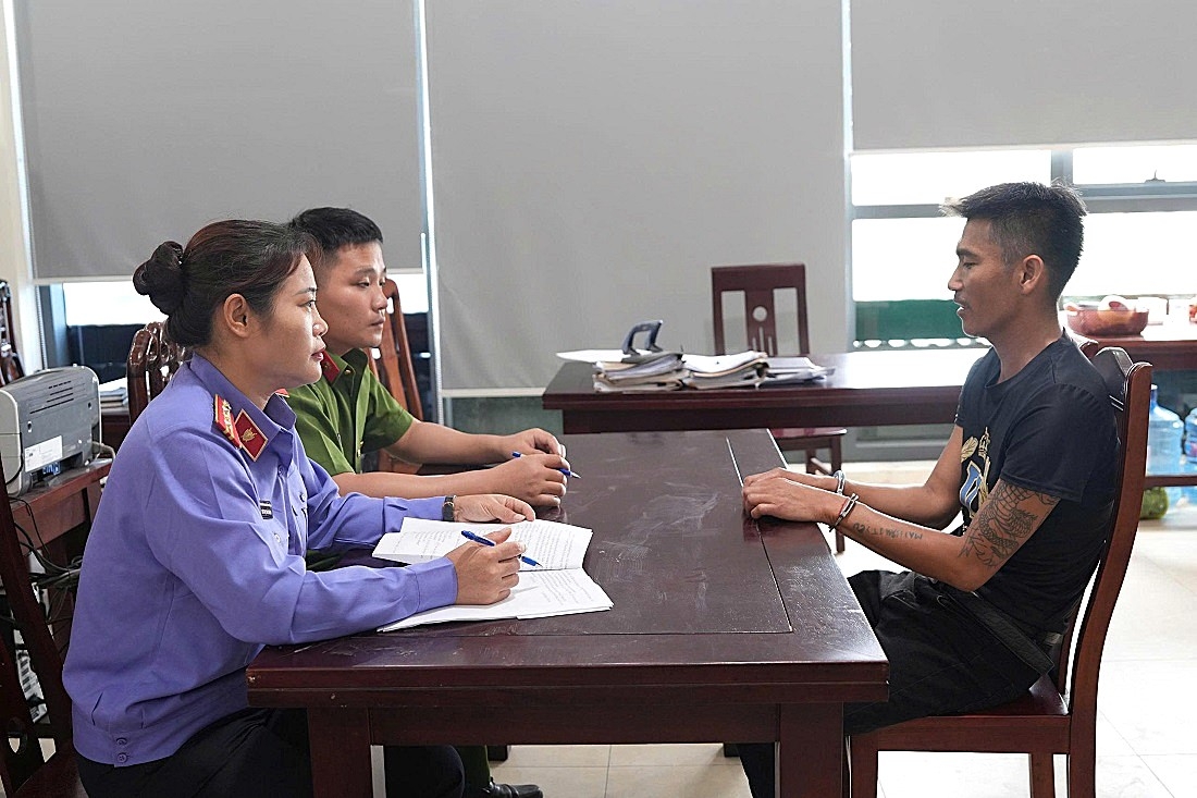 Cơ quan chức năng lấy lời khai đối tượng trong đường dây mua bán, vận chuyển trái phép chất ma túy từ Lào về Việt Nam, thu giữ 60 bánh heroin và 37kg ma túy đá.