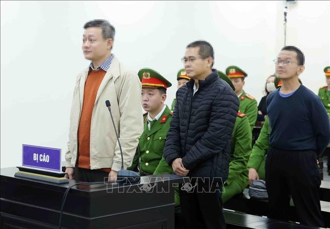 Các bị cáo nghe toà tuyên án. Ảnh: TTXVN