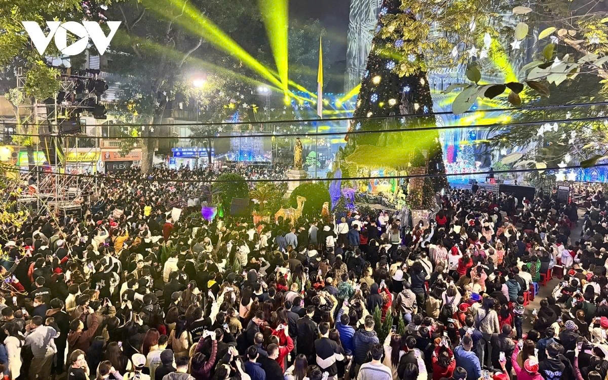 Lễ Giáng sinh được cử hành chính thức vào ngày 25/12 hằng năm. Tuy nhiên, nhiều nơi bắt đầu tổ chức từ tối 24/12, bởi theo quan niệm của lịch Do Thái cổ, một ngày mới được tính từ lúc hoàng hôn