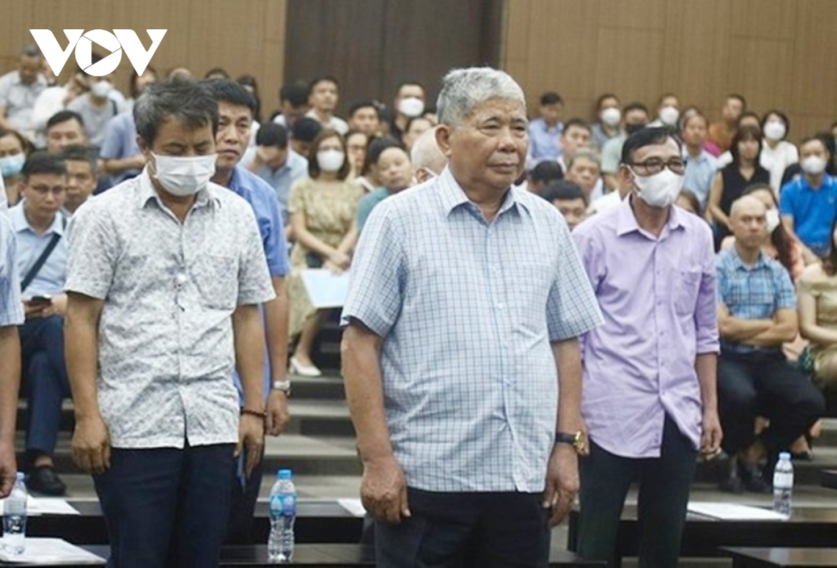 Ông Lê Thanh Thản cùng các bị cáo hầu tòa hồi tháng 8/2023. (Ảnh: Trọng Phú)