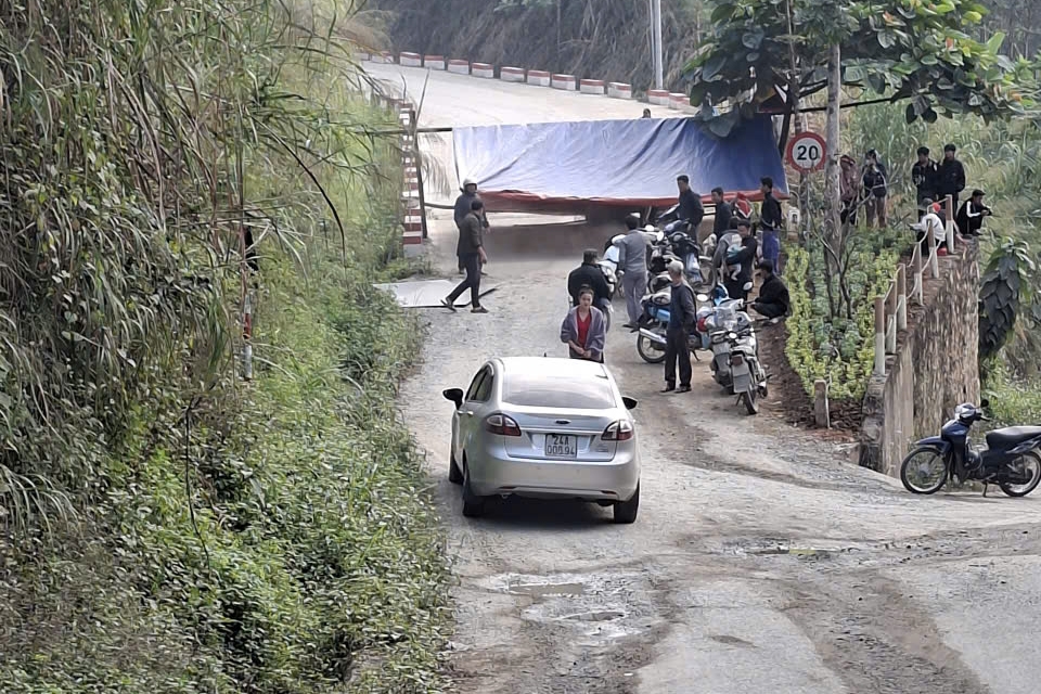 Lối vào nhà máy sản xuất của công ty cũng mới bị dân dựng thêm lán chặn đứng từ ngày 10/12