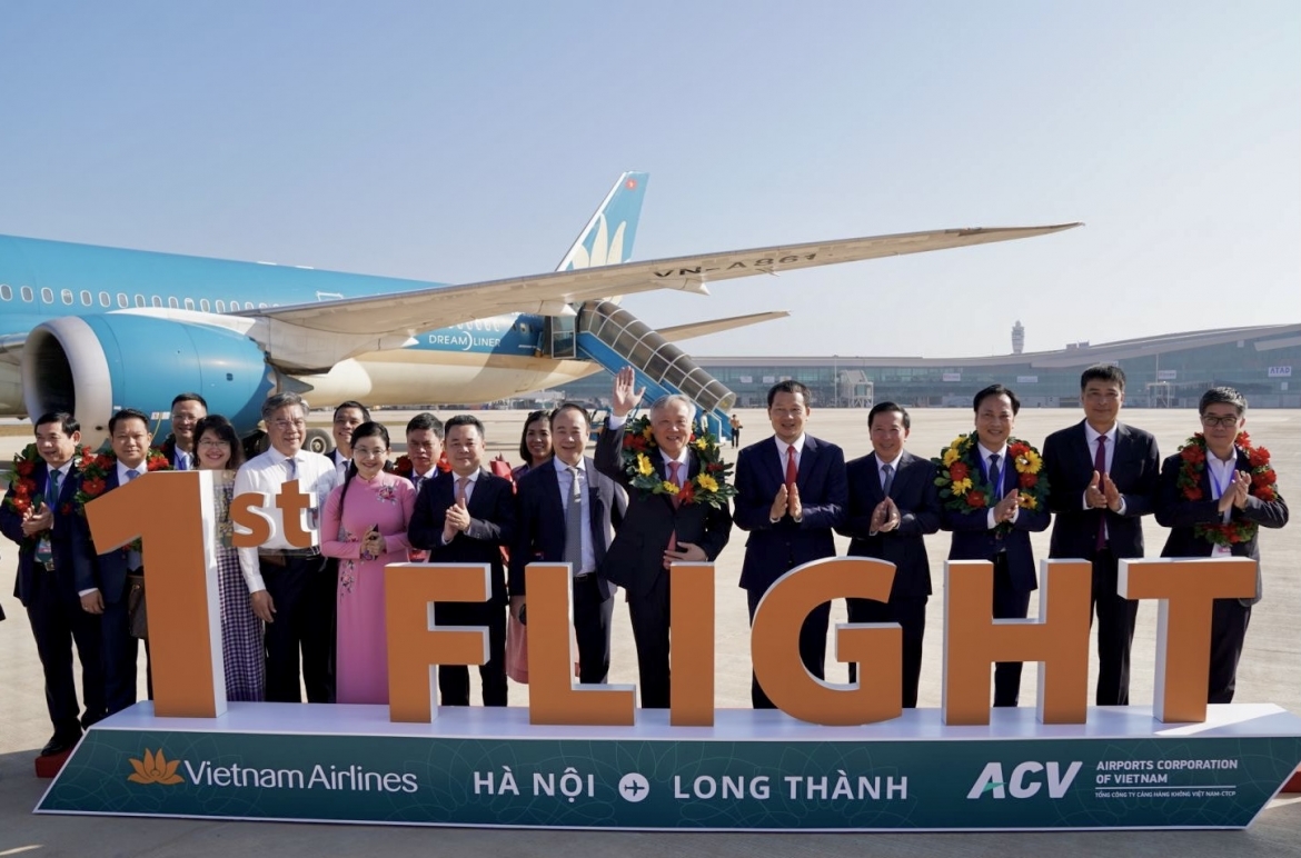 
Chuyến bay hân hạnh được chuyên chở Phó thủ tướng chính phủ Nguyễn Hòa Bình và gần 100 hành khách đầu tiên đặt chân xuống sân bay Long Thành.