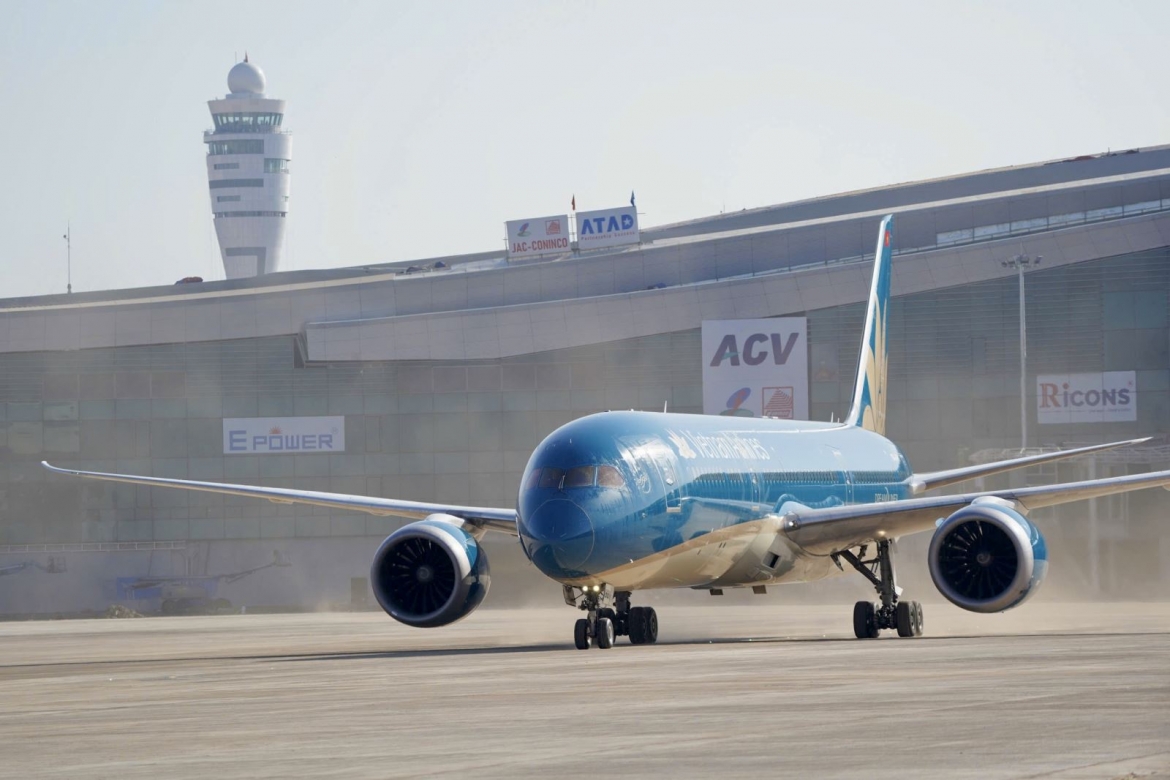 Máy bay Boeing 787 của Hãng hàng không quốc gia Việt Nam - Vietnam Airlines - đáp chuyến bay đầu tiên xuống Cảng hàng không quốc tế Long Thành.
