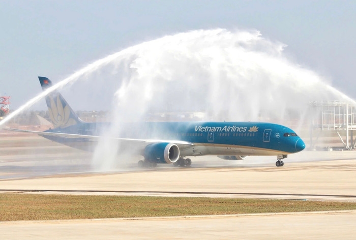Đúng 8 giờ 20 phút, máy bay Boeing 787 của Hãng hàng không quốc gia Việt Nam – Vietnam Airlines, chở theo lãnh đạo Đảng, Nhà nước, các Bộ, Ngành đáp xuống đường băng số 1, chính thức khai trương vận hành Cảng hàng không quốc tế Long Thành. 