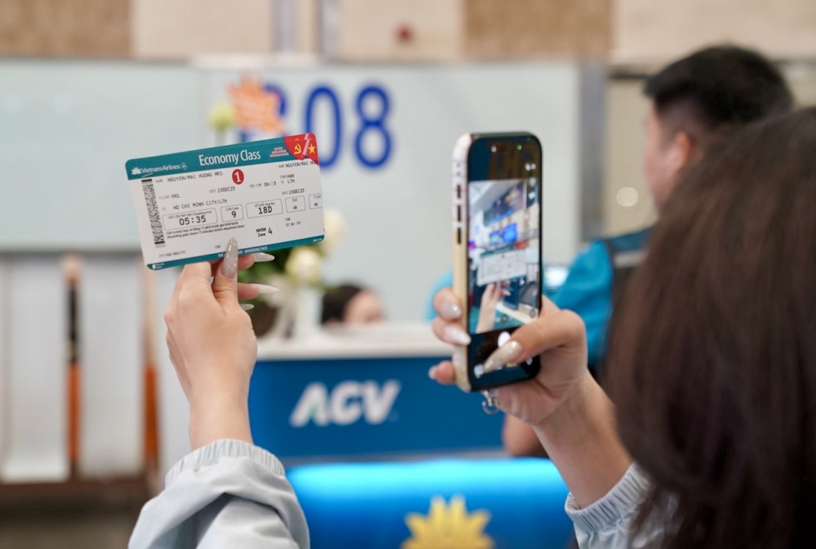 Chuyến bay chở khách đầu tiên của Vietnam Airlines đánh dấu mốc quan trọng trong quá trình đưa sân bay cửa ngõ hiện đại bậc nhất Việt Nam vào hoạt động.