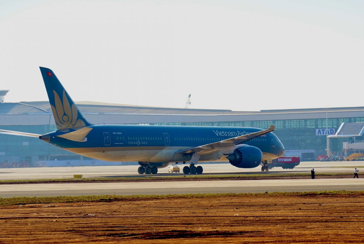 Chuyến bay chở khách đầu tiên của Vietnam Airlines hạ cánh xuống Sân bay Long Thành ngày 19/12/2025, đánh dấu mốc quan trọng trong quá trình đưa vào hoạt động. 